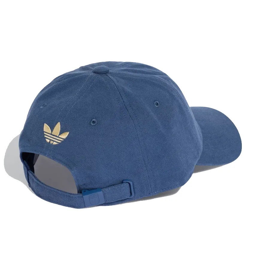 Vista traseira do boné Adidas Dad Hat azul marine com fechamento ajustável